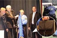 Zemanova ochranka ve střehu. V kufru nosí štít proti atentátu na prezidenta