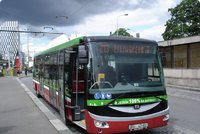 Bus na baterky v Praze už najetými kilometry málem objel svět, zvládá i mráz
