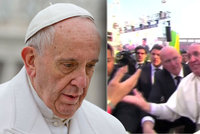 Papež upadl a zalehl vozíčkáře. Naštvaně vynadal tomu, kdo za to může