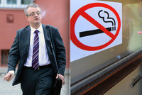 Smrdí mi i voňavky a nechci je zakazovat, cupoval poslanec zákaz kouření