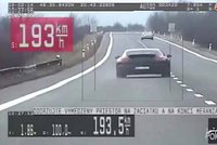 Porsche se řítilo rychlostí 193 km/h: Policisty překvapilo, kdo ho řídil