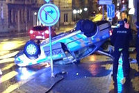 Policejní honička v Brně skončila nehodou: Vůz strážců zákona přerazil lampu a skončil na střeše