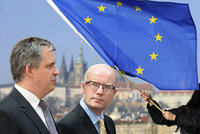 „Jen šílenec podporuje vystoupení z EU.“ Dienstbier a Sobotka kritizují czexit