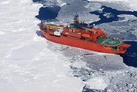 Ledoborec v Antarktidě už 2 dny vězní desítky lidí, loď nemůžou uvolnit