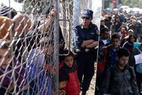 Proudy 25 tisíc uprchlíků putují Řeckem na sever. Tam je čekají zavřené hranice