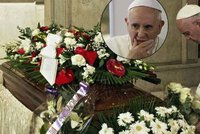 Zarmoucený papež pohřbil svou těhotnou sekretářku: K rakvi jí přinesl bílé růže