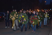 Krnovem prošel pochod radikálů: S loučemi vzpomínali na mrtvé pravičáky