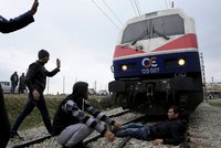 Migrantům došla trpělivost: Vlastními těly blokují vlaky na prahu Evropy