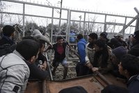 Migranti železnými tyčemi a kamením prorazili hranici. Čekal je slzný plyn
