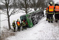 Autobus na Ústecku skončil po srážce se dvěma auty mimo silnici. Jeden mrtvý