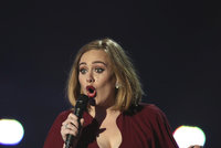 Adele se vrátila na domácí pódia: Příjemně staromódní show, ocenila její vystoupení britská média