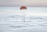 Návrat na Zem: Astronauti se v Sojuzu vrátili z vesmírné stanice ISS