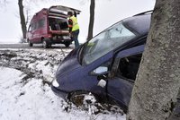 Namrzlé silnice a sněhová kaše: Zima komplikuje dopravu po celém Česku