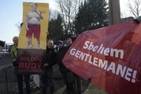 Zeman v červených trenkách: Za transparenty si protestující předvolala policie