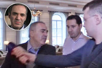 Šach mat pravým hákem: Kasparov napadl novináře, prý šlo o provokatéra KGB