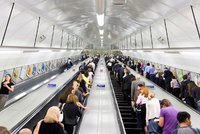 Na eskalátorech v metru zakážou chůzi. Budou v Londýně „vzteky bez sebe“?