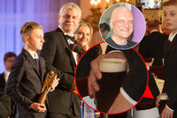 Pyšný Artur Šípek: Převzal cenu za zesnulého tátu Bořka, pak šel tajně pro pivo!