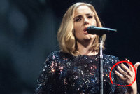 Adele se o Vánocích tajně vdala?! Podle britského tisku o tom svědčí její prsten