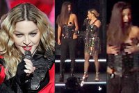 Madonna na koncertě svlékla fanynku (17)! Narvané hale ukázala prsa nezletilé dívky