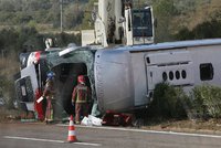 Srážka busu a náklaďáku u Kadaně: Nejméně 12 zraněných, vrtulník v akci