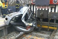 Vlak na Orlickoústecku smetl auto na přejezdu: Muž (†74) a žena (†73) zemřeli