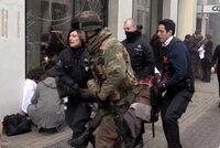 Po teroru ISIS v Bruselu zatkli tři lidi. A na letišti našli kalašnikov