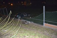 Opilý řidič vletěl s autem na fotbalové hřiště: Nadýchal téměř dvě promile