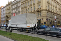 V Praze havaroval náklaďák s výbušninami: Hlídali ho těžkooděnci