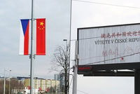 Prezidenta Číny vítá v Praze les vlajek. „Lezeme jim do zadnice,“ zuří starosta