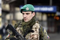 Vojáci hlídají Česko: Se zbraněmi procházejí obchodní centra i nádraží