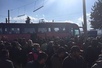 Řekové vyklízejí tábor uprchlické bezmoci. Migranty z Idomeni odveze 20 autobusů