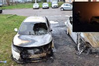 Plameny sežehly v Pardubicích dvě auta, možná je někdo zapálil