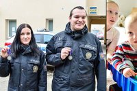 Policisté zachránili život ročnímu chlapci, dostali medaili za statečnost