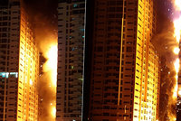 Hořící peklo: Oheň zachvátil věžák v Dubaji! Evakuaci řídil ministr vnitra