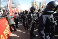Zeman děkoval policistům za „akci Čína.“ Během ní ale údajně zfackovali odpůrce