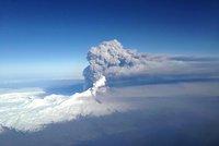 Sopka na Aljašce chrlí dým, dochází v ní stále k explozím