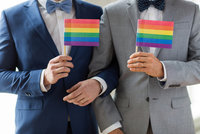 Poslanci navrhli povolit manželství gayů. To by nahradilo registrované partnerství
