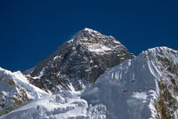 Už žádní mrtví na Everestu? Nepál zavádí přísnější pravidla pro nejvyšší horu světa