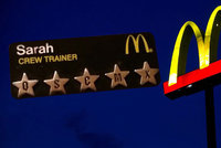 Škrcení kvůli burgerům i visící penis transvestity: Pracovníci McDonald’s popsali noční šichtu