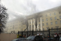 Ruské ministerstvo obrany v plamenech: Na místě zasahuje 30 hasičských vozů