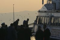 Návrat uprchlíků do Turecka: Za úsvitu vypluly z Řecka první dvě lodě