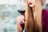 Červené víno zpomaluje stárnutí. Účinnou dávku „elixíru“ ale nikdo nevypije