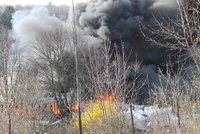 Na Zlínsku vzplála skládka pneumatik, zasahovalo osm hasičských jednotek