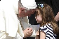 Slepnoucí Líza (5) si splnila sen. Před ztrátou zraku se viděla s papežem