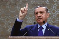 Merkelová odsoudila satiru na účet Erdogana. Němci teď hrozí až 3 roky