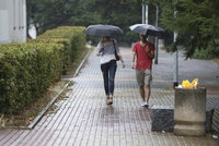 Vybavte se deštníky a pláštěnkami: Víkend proprší a ani pak mraky nezmizí