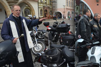 Farář požehnal kmotrovi Novákovi a jeho "zachráncům": Motorkáři v Kadani zahájili sezónu