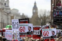Cameron bojuje s Panama Papers. Tisíce Britů: „Je čas odejít...“