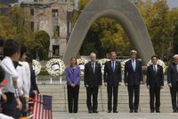 Šéf americké diplomacie poprvé v Hirošimě: „Vyhněme se válce“