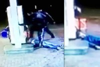 Brutální útok na benzince: Zkopali mladého kluka, mířili na hlavu